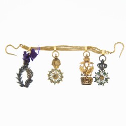 Portée de qu’âtres médaille miniature sur chainette en or comprenant :