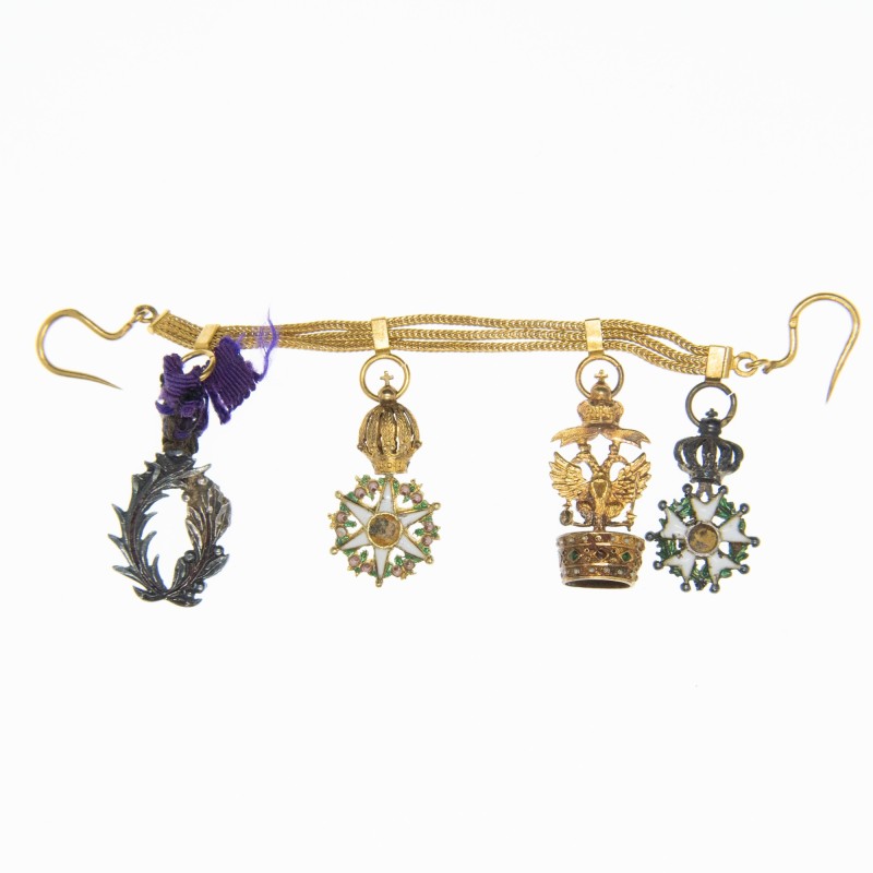 Portée de qu’âtres médaille miniature sur chainette en or comprenant :