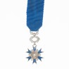 Très belle médaille de l'ordre National du Mérite en or blanc et diamants.