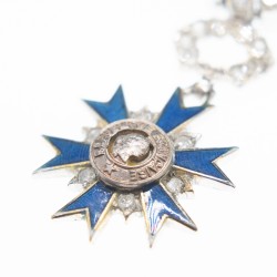 Très belle médaille de l'ordre National du Mérite en or blanc et diamants.