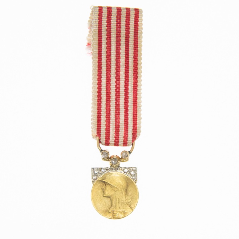 Rare modèle de luxe en miniature de la médaille commémorative de la guerre 1914-1918.