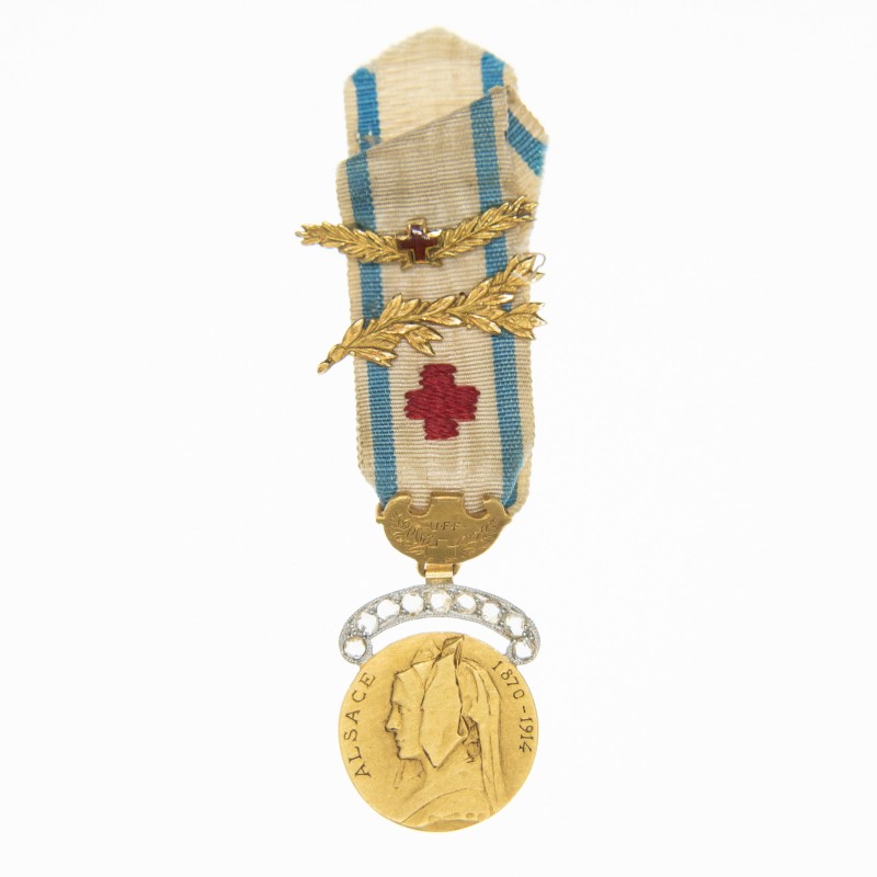 Belle et rare médaille de l'Union des femmes françaises miniature en or, sertie de diamants.