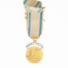 Belle et rare médaille de l'Union des femmes françaises miniature en or, sertie de diamants.