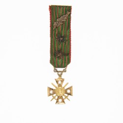 Rare et belle croix de guerre miniature en or et diamants.