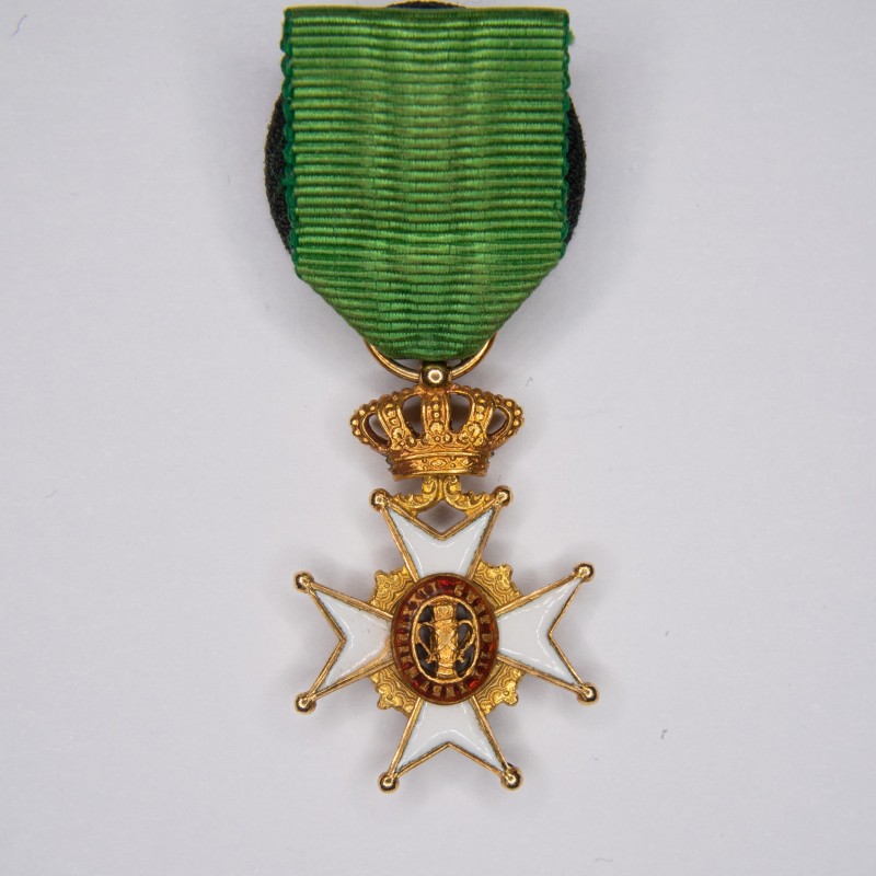 Miniature medal of the order of Vasa in gold and enamel.