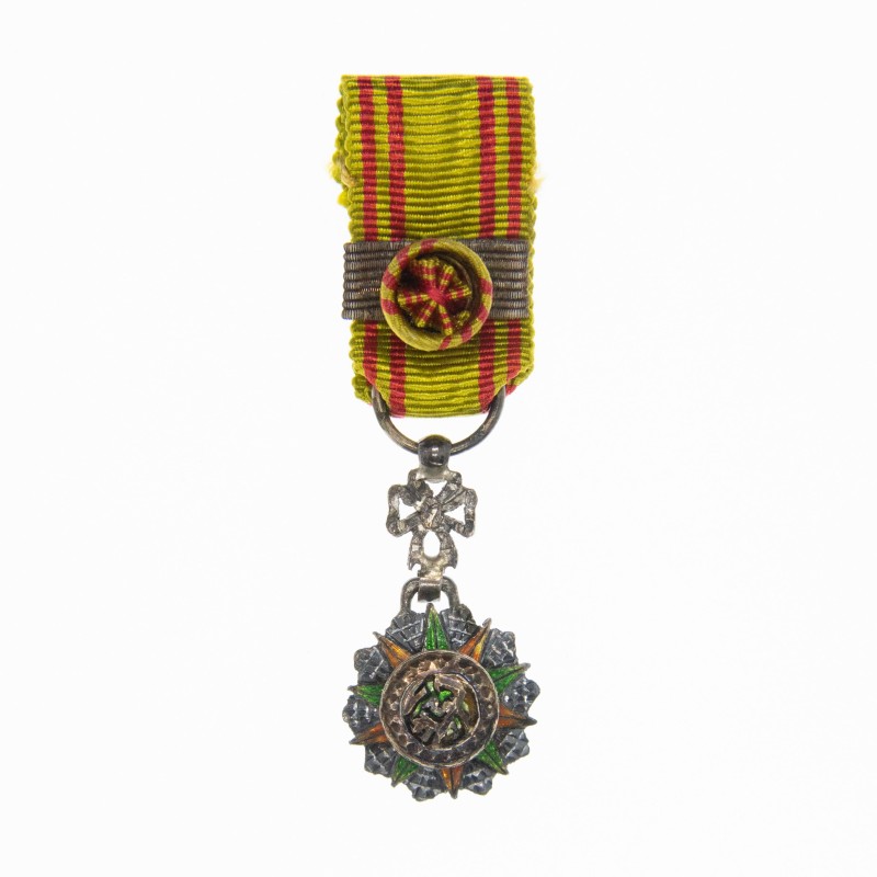 Médaille de commandeur de l’ordre du Nichai El Iftikar en miniature.