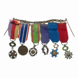 Chainette à épingle composée de 6 médailles miniatures :