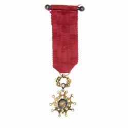Médaille miniature de la légion d'honneur en or, diamants et émeraudes.