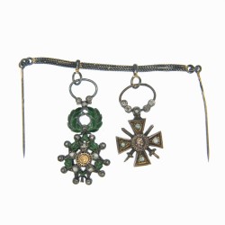 Portée de deux médailles miniatures comportant :