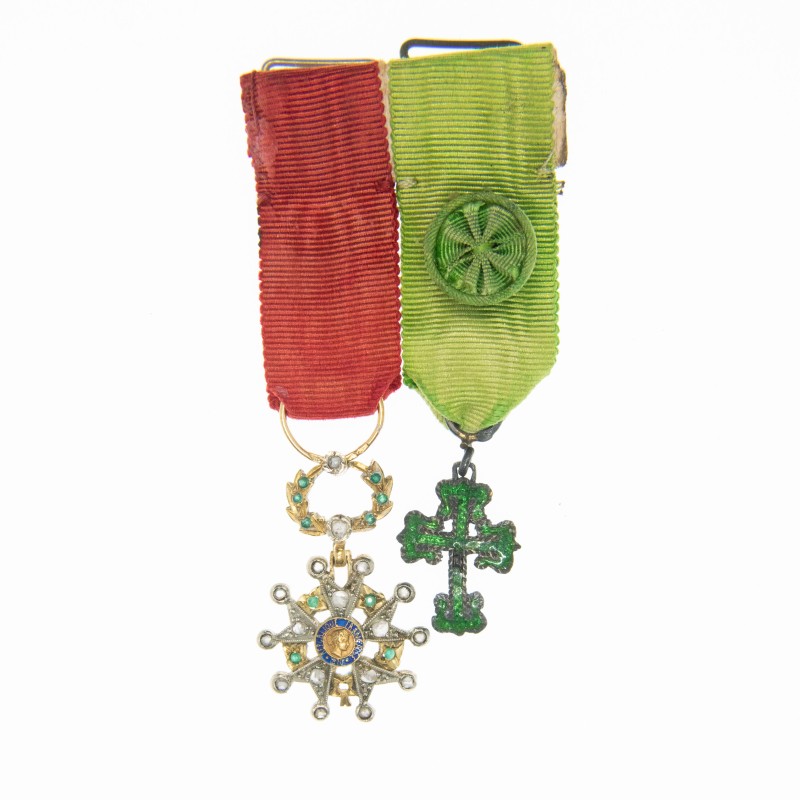 Chainette à épingle supportant deux médailles miniatures dont :