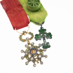 Chainette à épingle supportant deux médailles miniatures dont :