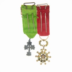 Chainette à épingle supportant deux médailles miniatures dont :