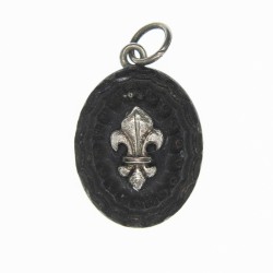 Médaillon à la fleur de lys. Bon état.
