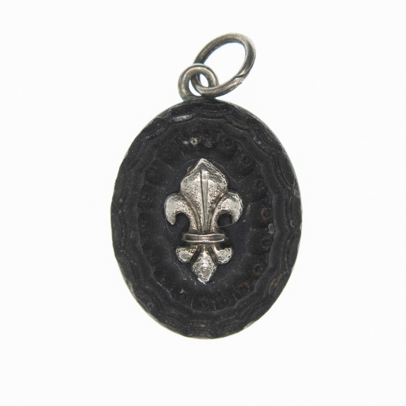 Médaillon à la fleur de lys. Bon état.