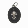 Médaillon à la fleur de lys. Bon état.