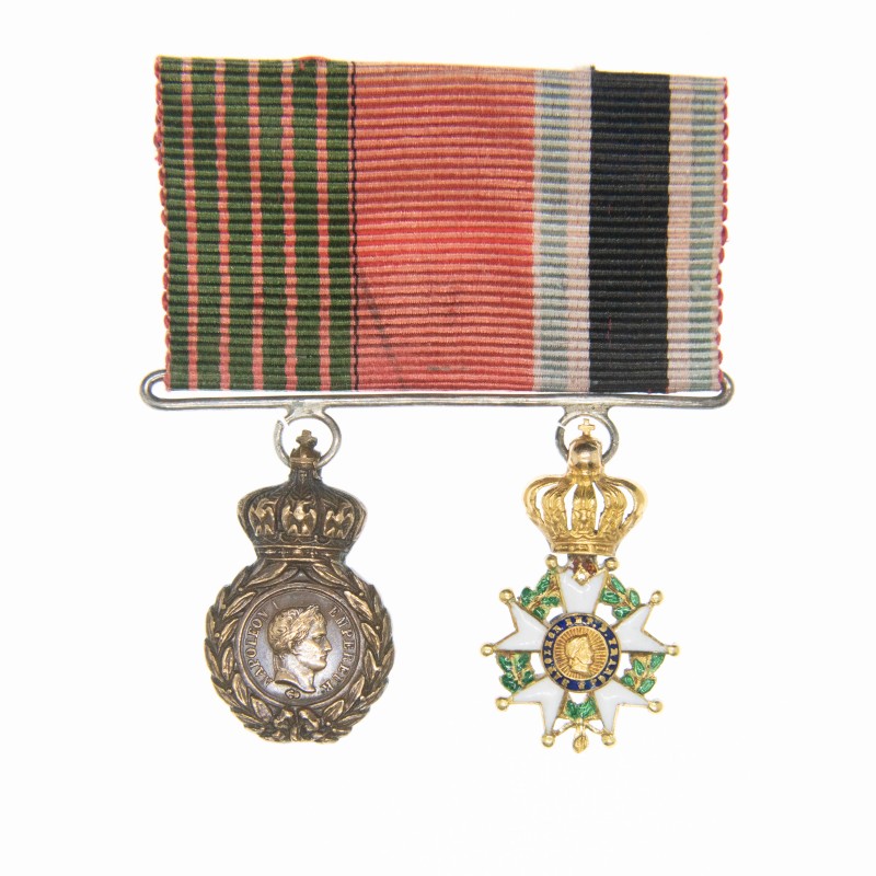 Portée de deux médailles miniatures composé d’une légion d’honneur en or