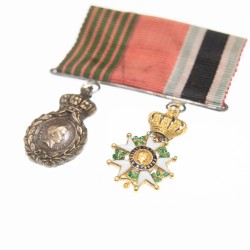 Portée de deux médailles miniatures composé d’une légion d’honneur en or