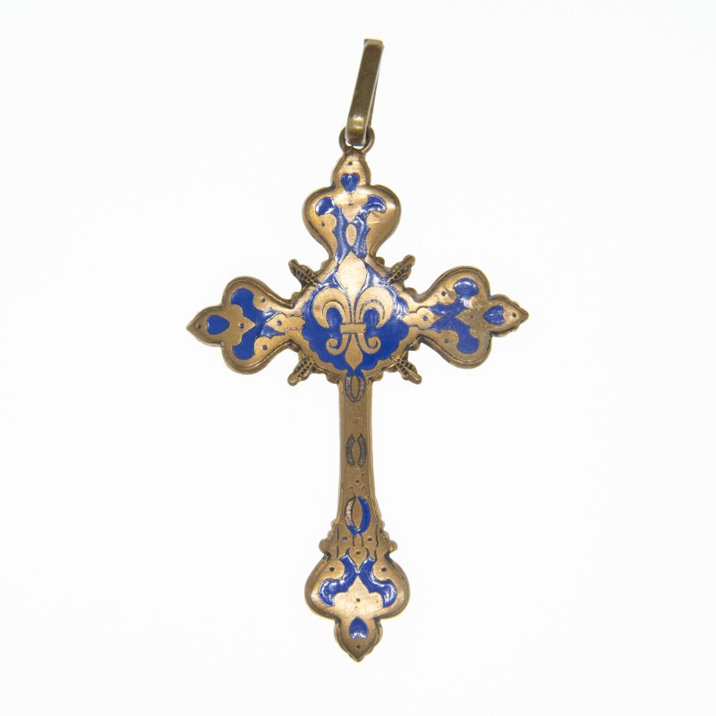 Croix en laiton émaillé à la fleur de lys.