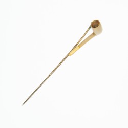 Epingle de crave en forme de pipe.