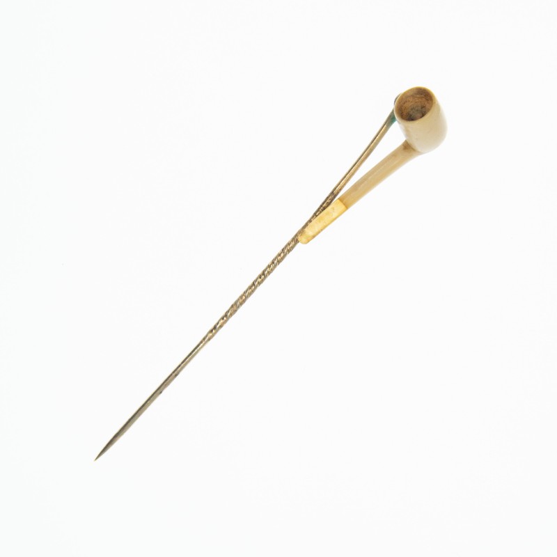 Epingle de crave en forme de pipe.