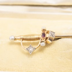 Superbe et rarissime broche en or représentant une épée, décorée de perle, diamants et rubis.