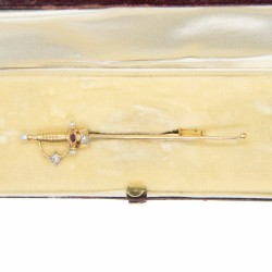 Superbe et rarissime broche en or représentant une épée, décorée de perle, diamants et rubis.