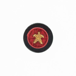 Insigne de boutonnière d’officier de l’ordre de la légion d’honneur surmonté d’un motif maçonnique.