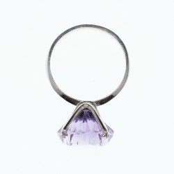 Belle bague dit de cocktail en or gris orné d’une améthyste violette clair de taille ronde.
