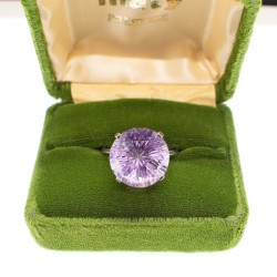 Belle bague dit de cocktail en or gris orné d’une améthyste violette clair de taille ronde.