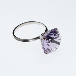 Belle bague dit de cocktail en or gris orné d’une améthyste violette clair de taille ronde.
