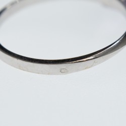 Belle bague dit de cocktail en or gris orné d’une améthyste violette clair de taille ronde.