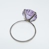 Belle bague dit de cocktail en or gris orné d’une améthyste violette clair de taille ronde.