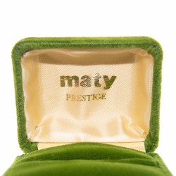 Belle bague dit de cocktail en or gris orné d’une améthyste violette clair de taille ronde.