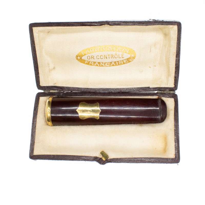 Ancien fume cigare avec bague et écu en or.