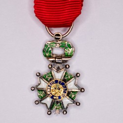 Rare miniature luxury medal of the Legion of Honor in white gold with a diamond.