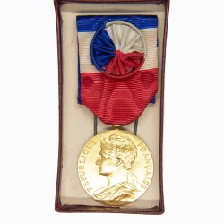 Médaille d’officier de la Médaille du Travail.
