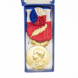 Médaille d’officier de la Médaille du Travail.