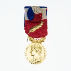 Médaille d’officier de la Médaille du Travail.