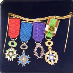 Chainette à épingle composée de 4 médailles miniatures :