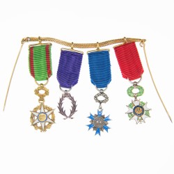 Chainette à épingle composée de 4 médailles miniatures :