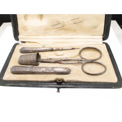 Petit nécessaire de couture en argent composé de quatre pièces.