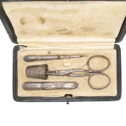 Petit nécessaire de couture en argent composé de quatre pièces.