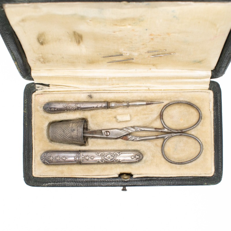 Petit nécessaire de couture en argent composé de quatre pièces.
