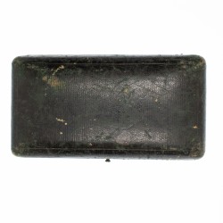 Petit nécessaire de couture en argent composé de quatre pièces.