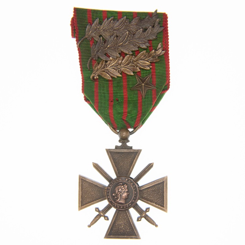 Médaille de la Croix de Guerre 1914-1918. Ruban avec Palmes et étoile .