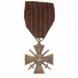 Médaille de la Croix de Guerre 1914-1918. Ruban avec palme et étoiles .