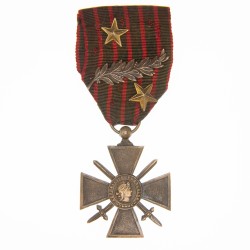 Médaille de la Croix de Guerre 1914-1918. Ruban avec palme et étoiles .