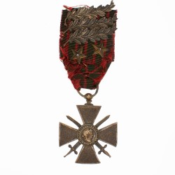 Médaille de la Croix de Guerre 1914-1918. Ruban avec palmes et étoiles.