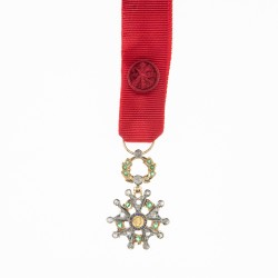 Très belle médaille d’officier de la Légion d’Honneur en or, diamants, émeraudes et émail.