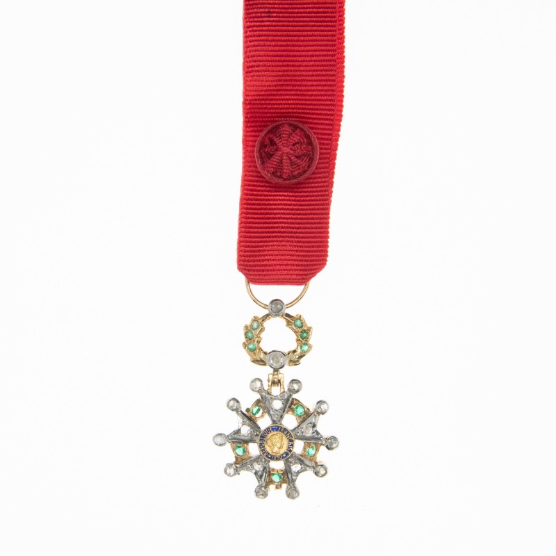 Très belle médaille d’officier de la Légion d’Honneur en or, diamants, émeraudes et émail.